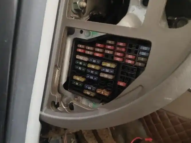 老款奥迪a6那个保险丝在哪里