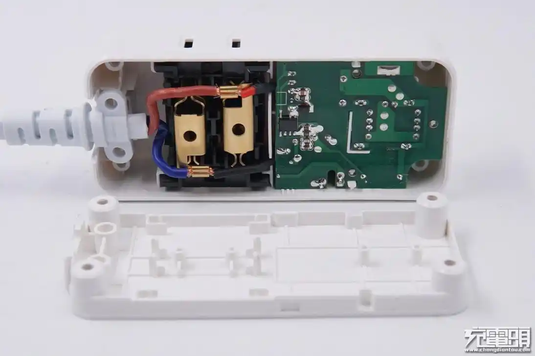 拆解报告:aigo延长线插座f0320