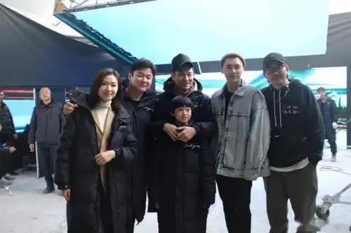 追星成功李易峰探班人潮汹涌与刘德华合照