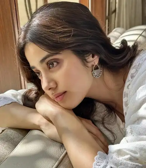 宝莱坞的冉冉新星,美丽的印度女演员:janhvi kapoor_卡普尔_电影