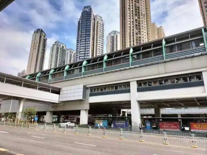 在福田莲花北上班,周边十万一平的房价,租金每年都在涨,每个月几千块