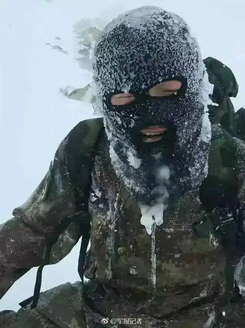 边防战士给哨所送补给 顶暴雪负重前行