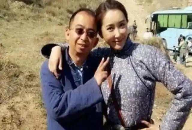 《铁梨花》时,眼见巨兴茂还没有成家,便把他介绍给了剧组的牟兴区认识