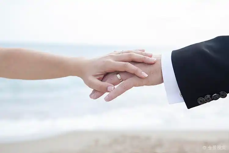 爱情_浪漫_情侣_握手_婚戒_海滩_高清图片_全景视觉