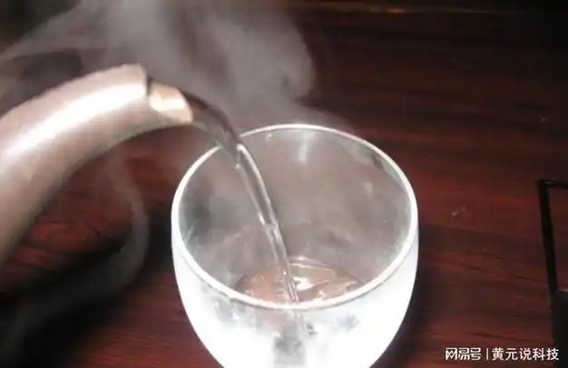 孩子被开水烫伤, 妈妈"一小时急救"被全家怒骂, 却被医生夸奖