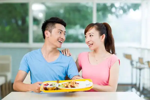 年轻情侣在餐厅用餐