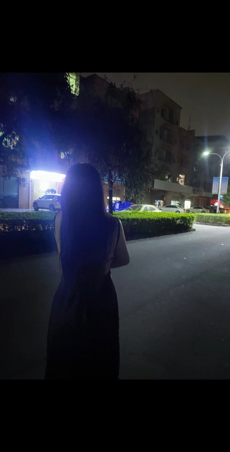 摔倒的小蛋糕:#背影 #原相机 #夜晚 @dou 小助手 @抖音小助手 不如意