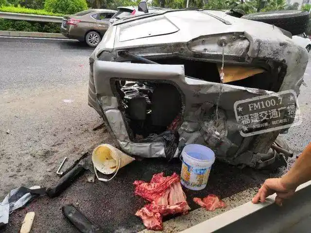 福州连发三起车祸!车身变肉泥,司机脱困后竟殴打副驾驶