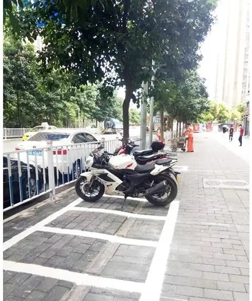 了一些新的白色施划线,宽阔的道路上划出了一排排整齐的摩托车停车位