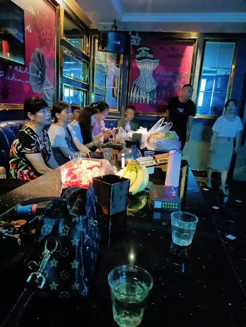 我们酒店同事们今晚聚会,玩的好开心,今生遇见你们是有缘,谢谢 - 抖音