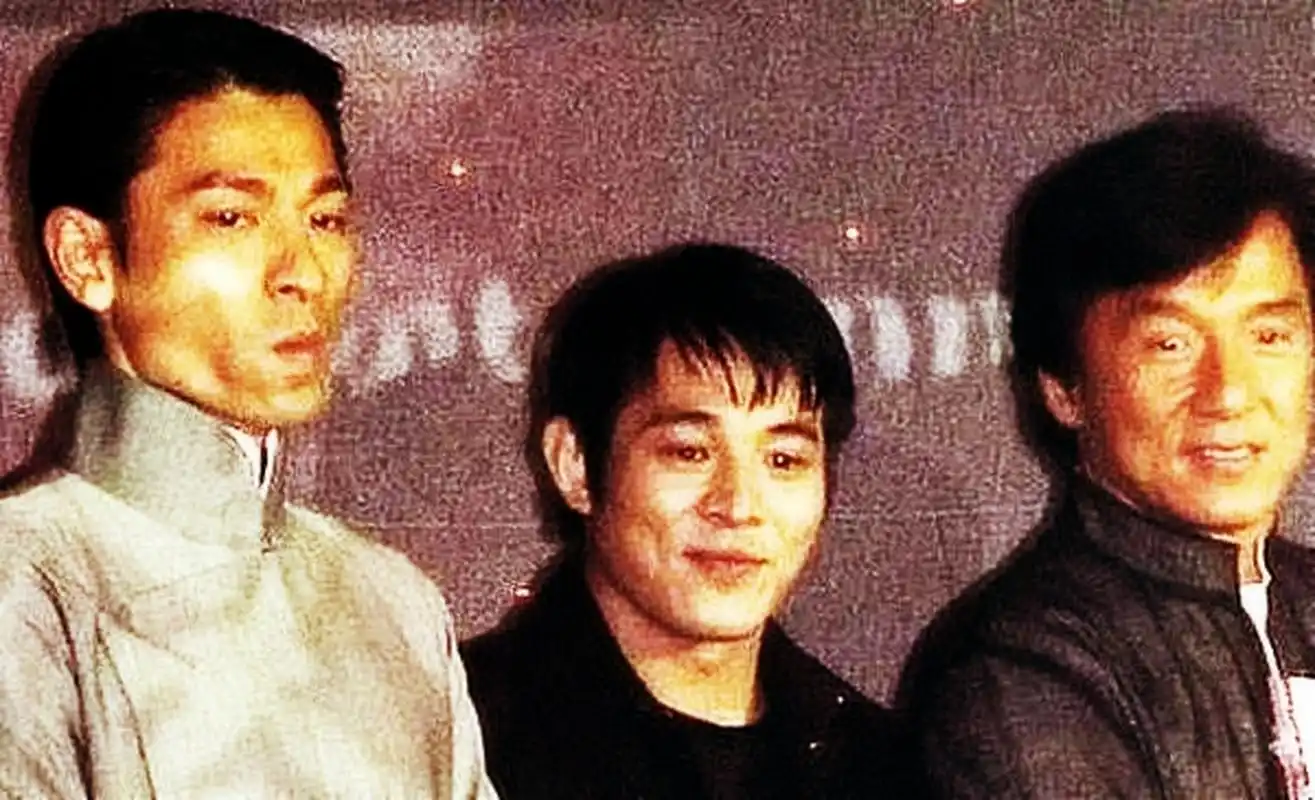 90年代,刘德华,李连杰,成龙在一次活动中同框合影.