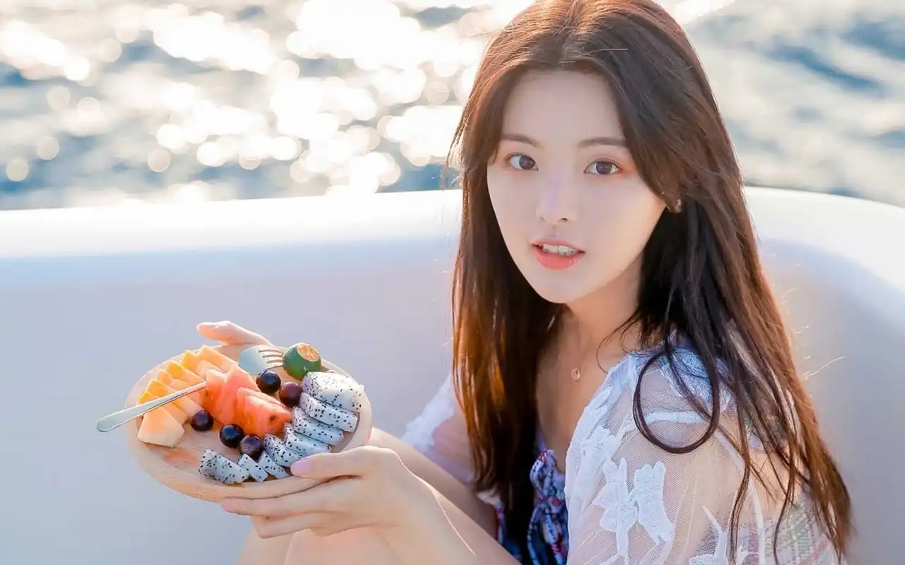 杨超越甜美小清新高清桌面壁纸