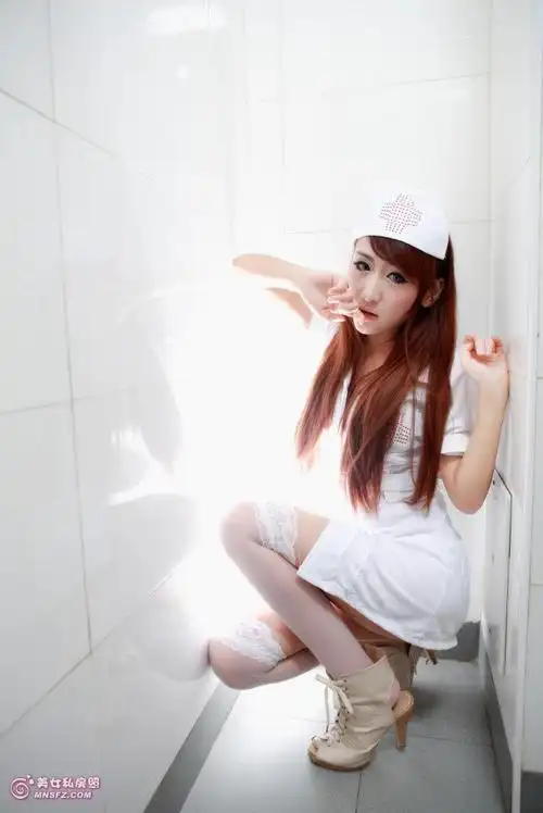 性感美女护士制服诱惑 床上大胆暴露写真图片