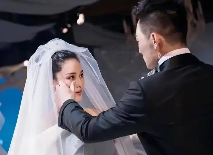 张馨予何捷曝新结婚照,相互依偎显甜蜜,鼓励女孩面对爱情不彷徨_因为