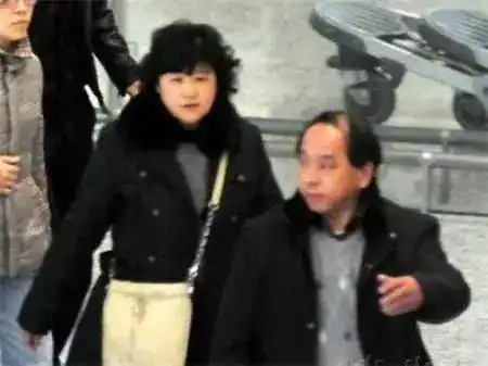 原来冯绍峰也曾是个"妈宝男",显赫家世曝光,父母评价笑死人!