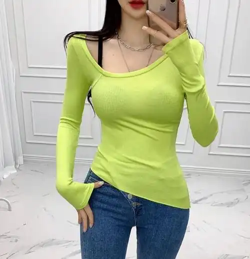 街拍打底衫已成为很多女生秀身材的单品这必将是时尚的潮流