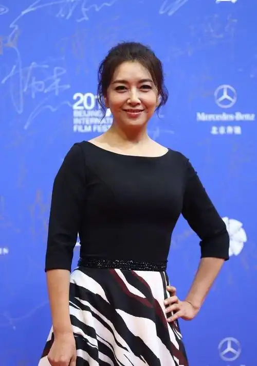 江珊一把年纪清纯似小姑娘紧身上衣拼接斑马纹半裙看着好甜美