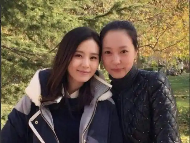 刘诗诗和同学的合影虽然左边姑娘容貌端庄但相比还是略逊一筹