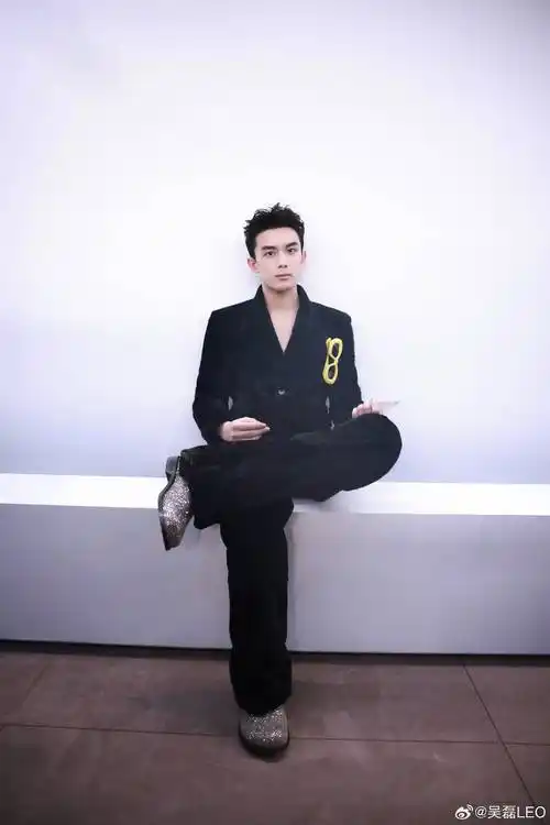 在秀场的"显眼包"吴磊,咔咔乱杀我的心!_hawkins_时尚_罗意威