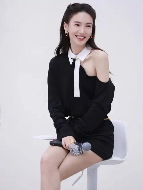 金晨综艺《舞蹈生》露肩连衣裙91(￥3670):rta 2021秋季金色硬币