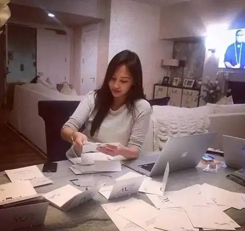 惊掉下巴据说白富美的朋友圈都长这样你身边一定也有