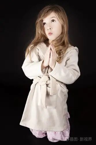 祈祷的女孩