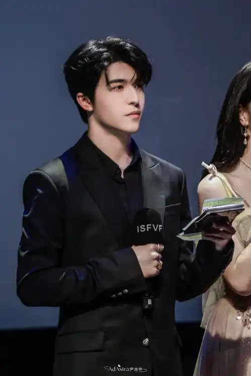 尹浩宇主持中英文切换自如##青年演员尹浩宇##尹浩宇闪耀二十绽放