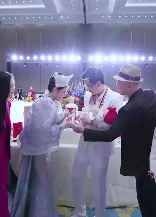 网红国岳夫妇包场包机,大搞道歉盛典,51岁陈志朋甘当"花童"_专场_人家
