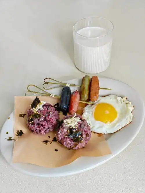 早餐菜单杂粮饭团早餐盘配牛奶