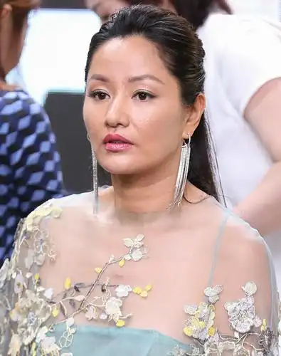 瞿颖48岁近照,发福明显的她判若两人,转型做经纪人