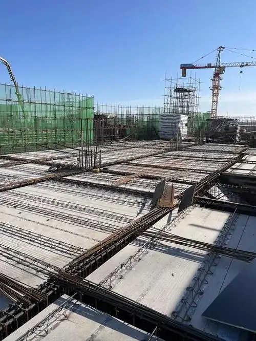 预制叠合板也叫"钢筋桁架叠合楼板",顾名思义,板材的原材料中是含有