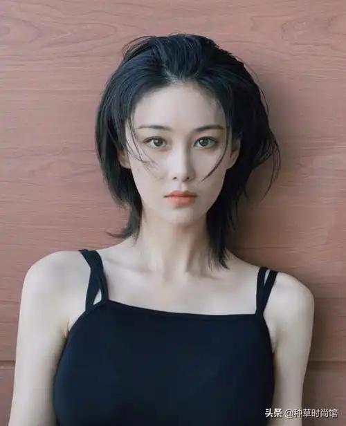 鲻鱼头利用长短层次,使短层次头发正好有内收的弧度,遮脸效果一绝.