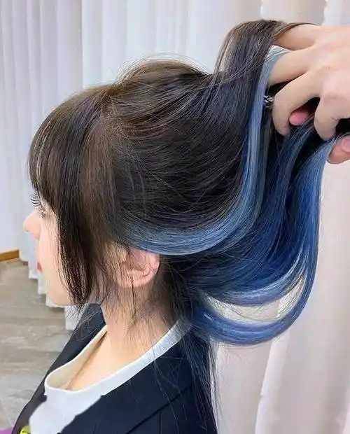 有一种很流行的"挂耳染",就是被lisa带火的一种染发,但是时尚圈的东西