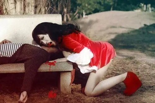 一旦你看见她的獠牙,没人可以活着回到小镇.