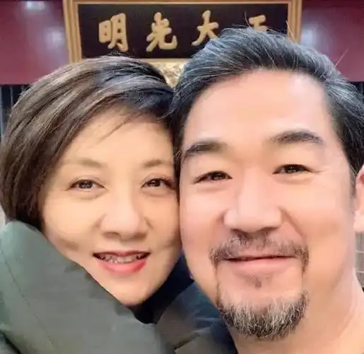 62岁邓婕带养子出席生日宴,儿子高出妈妈一个头,一家五口很幸福