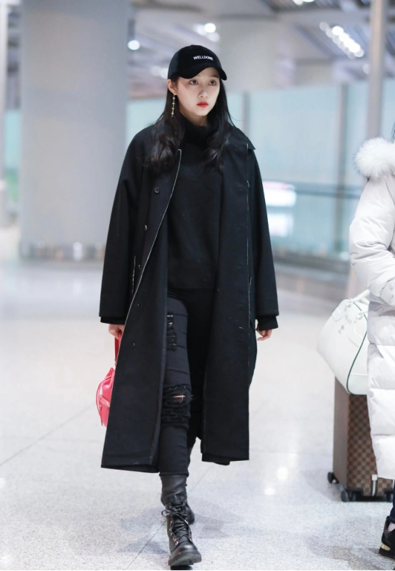 原创关晓彤造型难得撩人,黑色风衣搭配破洞裤,纯黑色系服装太a了