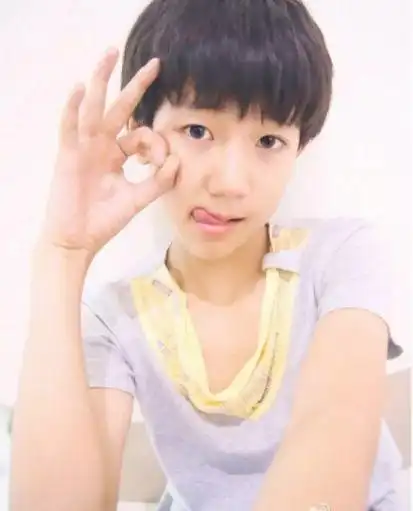 王源从小到大照片曝光从小就爱笑果然爱笑的人运气不会太差