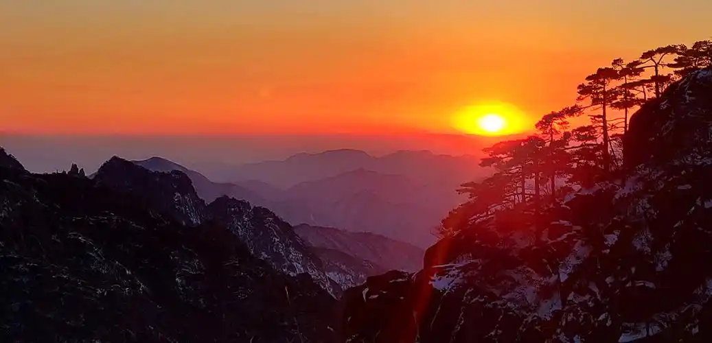 安徽黄山风景区跨年度日出日落景观绚丽夺目