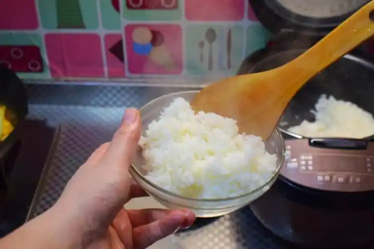 米饭做主食,操作起来稍稍复杂一点的是,早起第一件事情是先煮饭(如果