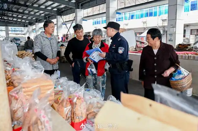 抓住农村集市人流密集,便于宣传的有利时机,10月14日,@和县公安白桥