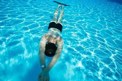 一个像海豚一样游泳的男人,带着一个monofin