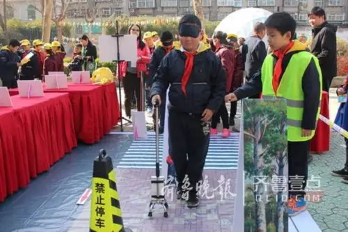 同学们扮成盲人排队体验智能拐杖. 齐鲁晚报·齐鲁壹点记者 李飞闵