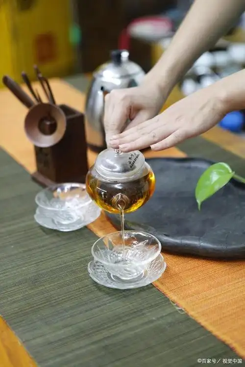 茶丨大夏天的想喝茶解暑,一定要喝热茶么?怎么喝才会更凉快?