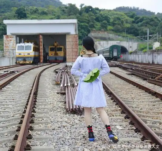 在废旧铁轨场景拍人像,如何摆拍照姿势?16张照片能给你启发