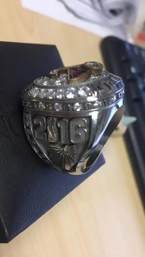 全球限量46套骑士16年总冠军套装本人职业生涯首枚总冠军戒指