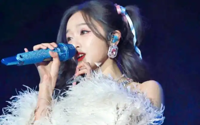 【吴宣仪】全开麦单人再唱火箭少女101《light》现场!