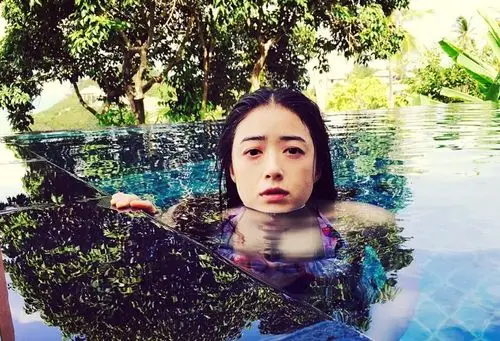 "华妃"蒋欣泳池扮鬼露美胸:芙蓉般出水都是骗人的