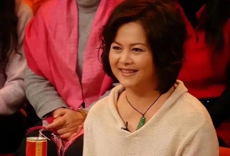 经过两年的时间,唐歌最终战胜了疾病,而丁海峰也深刻认识到家人的珍贵