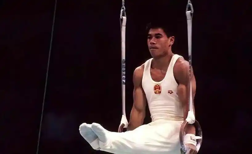 然而,李宁,这位在体操界赫赫有名的中国运动员,退役后却没有选择这条