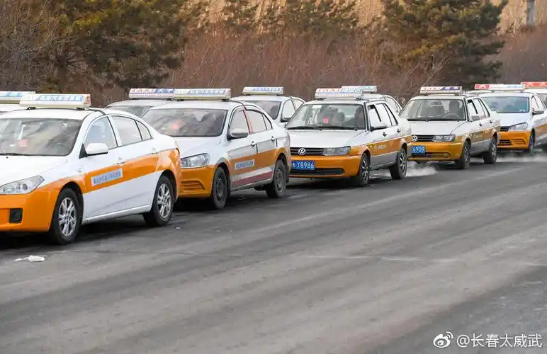 长春现"气荒" 出租车排队3小时等待加气